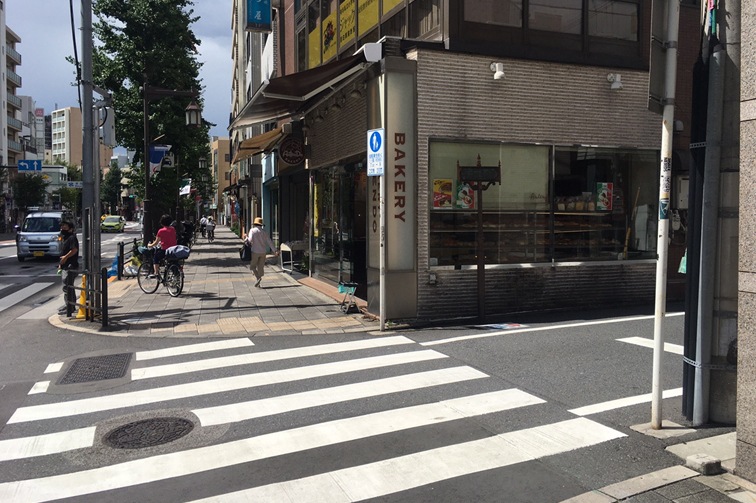 2、30mほど先のパン屋手前の路地を右折