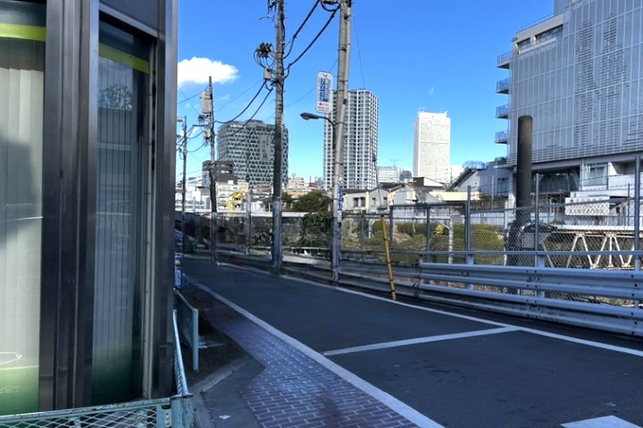 2、セブンイレブンの脇道を線路沿いに池袋方面へ。