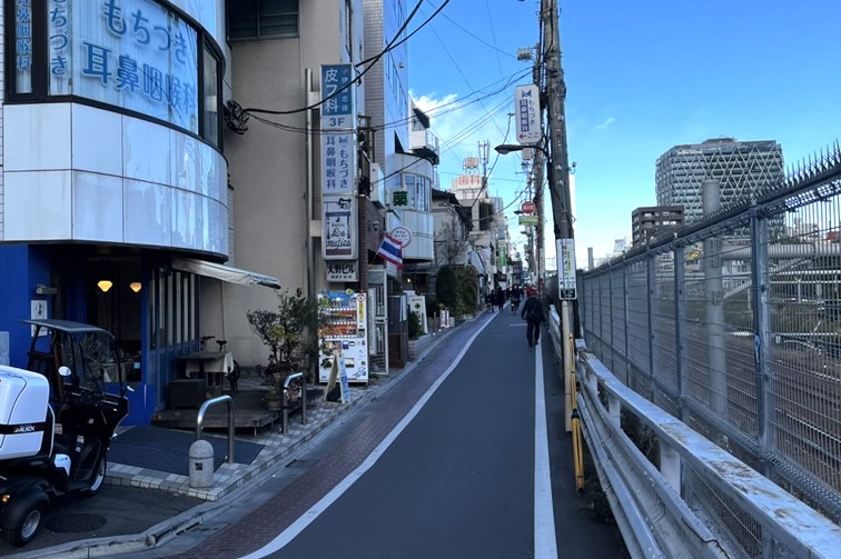 3、そのまま道なりに50mほど直進します。